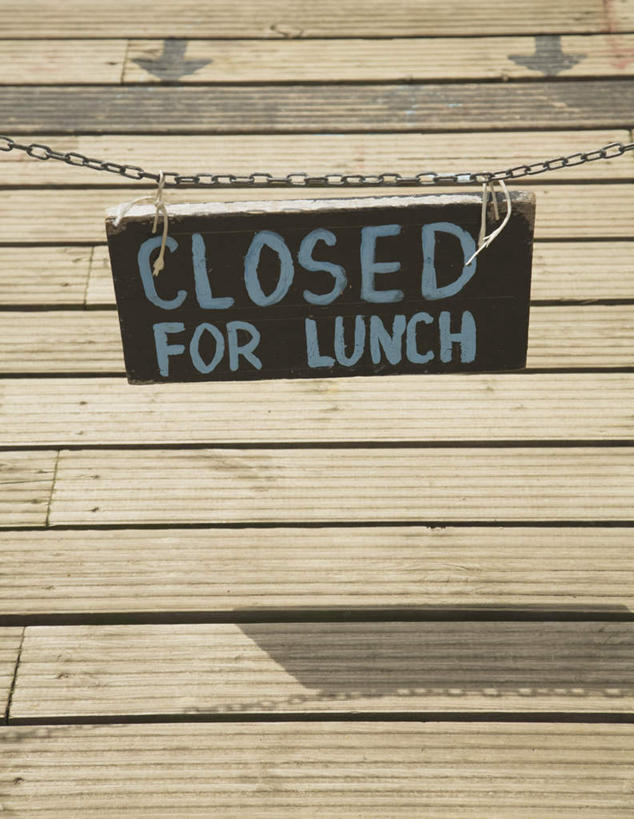 无人,竖图,俯视,室外,特写,白天,指示牌,静物,吊挂,关闭,悬挂,阴影,光线,木制,英文,标志,木板,文字,影子,字符,字母,桥,木桥,挂,标识,栈桥,阳光,木制品,人行桥,木板桥,铁环,英文字母,锁链,链条,束缚,限制,约束,彩图,高角度拍摄