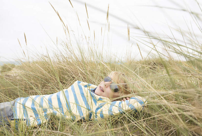 西方人,儿童,一个人,躺,笑,微笑,横图,室外,白天,侧面,纯洁,草地,草坪,沙滩,植物,欧洲,欧洲人,仅一个男性,仅一个人,阴影,条纹,服装,光线,墨镜,沙子,眼镜,影子,海岸,沙地,休闲装,草,小孩,衣服,绿色,天空,阳光,太阳镜,太阳眼镜,天,仅一个小孩,休闲,休闲服,遮阳镜,可爱,童年,童趣,服饰,双手抱头,童真,烂漫,无邪,卧着,天真,男孩,男人,男性,白种人,孩子,海滩,躺着,卧,半身,彩图,男生