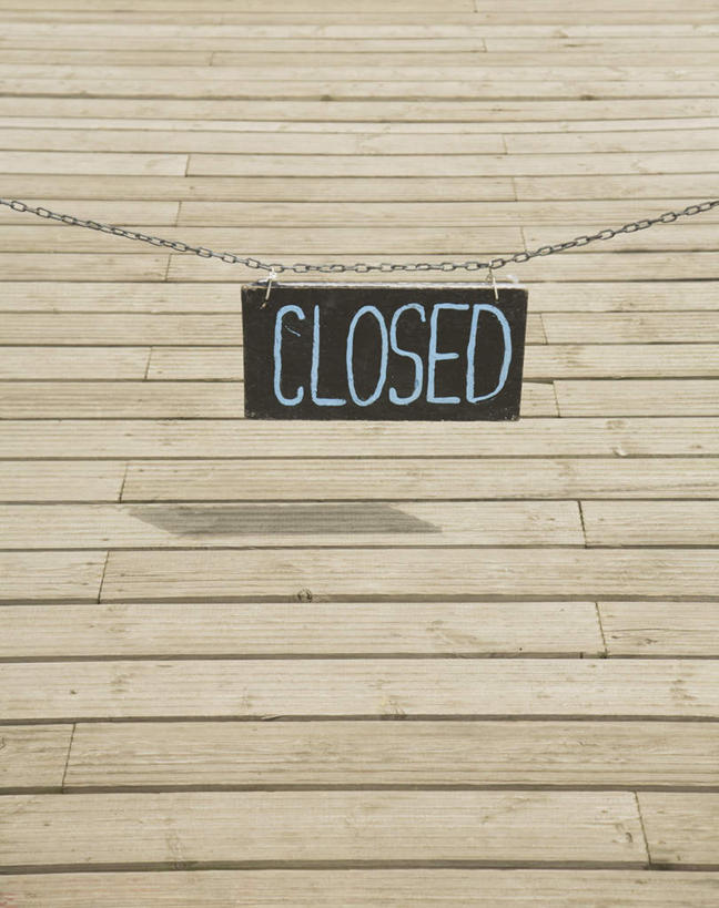 无人,竖图,俯视,室外,特写,白天,指示牌,静物,吊挂,关闭,悬挂,阴影,光线,木制,英文,标志,木板,文字,影子,字符,字母,桥,木桥,挂,标识,栈桥,阳光,木制品,人行桥,木板桥,铁环,英文字母,锁链,链条,束缚,限制,约束,彩图,高角度拍摄