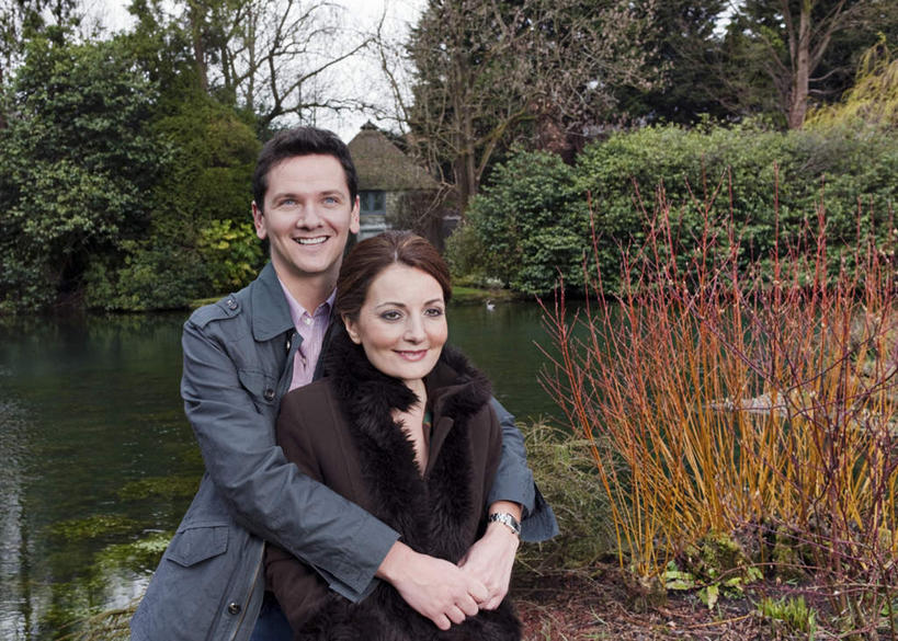 西方人,两个人,夫妻,站,抱,笑,微笑,露齿笑,横图,室外,白天,正面,爱情,河流,水,植物,欧洲,欧洲人,服装,河水,水流,浪漫,风衣,注视,外套,树,树木,衣服,绿色,倒影,天空,自然,天,观察,看,站着,恩爱,恋人,服饰,生长,成长,抱着,观看,察看,倒映,搂着,衣着,穿着,关注,衣饰,反照,男人,男性,年轻男性,女人,女性,中年女性,白种人,夫妇,情侣,搂,搂抱,站立,半身,彩图,伴侣