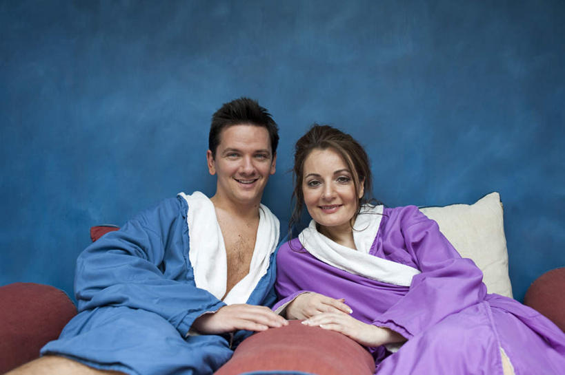 西方人,两个人,夫妻,坐,笑,微笑,露齿笑,横图,室内,白天,正面,浴袍,爱情,沙发,欧洲,欧洲人,浪漫,注视,光脚,紫色,观察,看,靠,靠着,赤脚,恩爱,恋人,观看,察看,关注,布艺沙发,男人,男性,年轻男性,女人,女性,中年女性,白种人,夫妇,情侣,坐着,半身,彩图,汤帷子,浴衣,伴侣