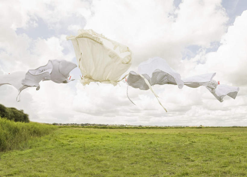 无人,横图,室外,白天,正面,草地,草坪,植物,英国,欧洲,许多,吊挂,悬挂,阴影,服装,飘扬,光线,影子,塑料,云,云朵,挂,云彩,英格兰,草,衣服,蓝色,绿色,白云,蓝天,天空,阳光,夹子,晾衣绳,绳子,塑料制品,天,橙色,服饰,晴朗,飘逸,衣着,西欧,穿着,飞扬,大不列颠,衣夹,大不列颠及北爱尔兰联合王国,大不列颠联合王国,日不落英帝国,衣饰,英吉利,萨福克,萨福克郡,晴空,彩图