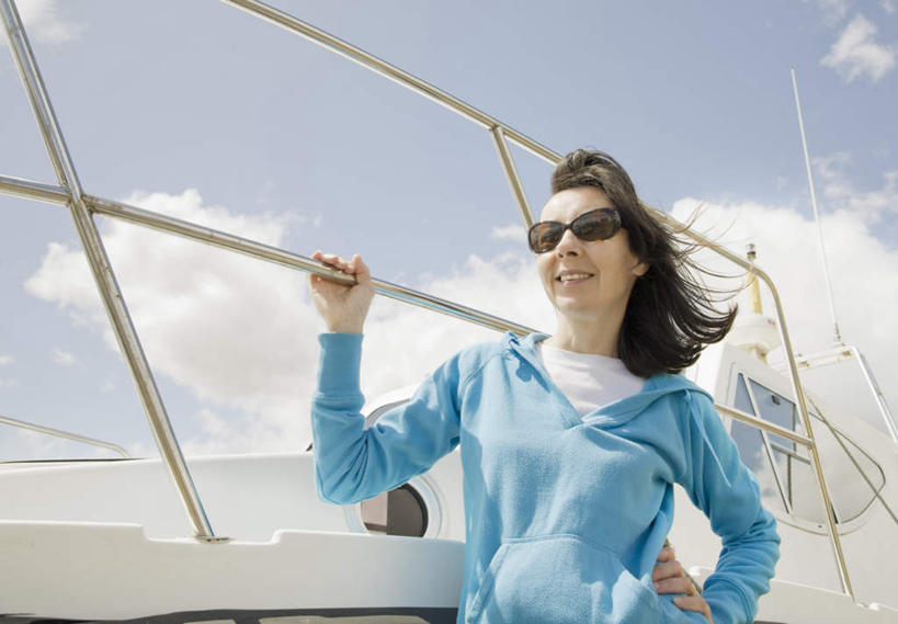 西方人,一个人,站,笑,微笑,露齿笑,横图,室外,白天,仰视,海浪,海洋,船,欧洲,欧洲人,仅一个女性,仅一个人,一艘,阴影,服装,光线,墨镜,眼镜,影子,浪花,云,云朵,游艇,棕色,云彩,注视,休闲装,衣服,蓝色,白云,蓝天,天空,阳光,海水,太阳镜,太阳眼镜,交通工具,天,扶,观察,看,行驶,站着,仅一个中年女性,休闲,休闲服,连帽衫,遮阳镜,服饰,晴朗,观看,察看,航行,扶着,关注,载具,帽衫,海景,女人,女性,中年女性,白种人,长发,大海,风浪,海,海水的波动,近岸浪,涌浪,晴空,站立,半身,彩图,低角度拍摄