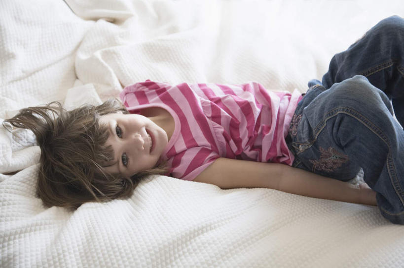 西方人,儿童,一个人,躺,笑,微笑,露齿笑,横图,俯视,室内,白天,纯洁,床,卧室,欧洲,欧洲人,仅一个女性,仅一个人,阴影,条纹,服装,裤子,光线,影子,双人床,床单,注视,牛仔裤,休闲装,被子,小孩,衣服,阳光,观察,看,仅一个小孩,休闲,休闲服,可爱,童年,童趣,服饰,观看,察看,被单,关注,童真,烂漫,无邪,卧着,天真,女孩,女人,女性,白种人,孩子,躺着,卧,半身,彩图,高角度拍摄,睡房,卧房,女生