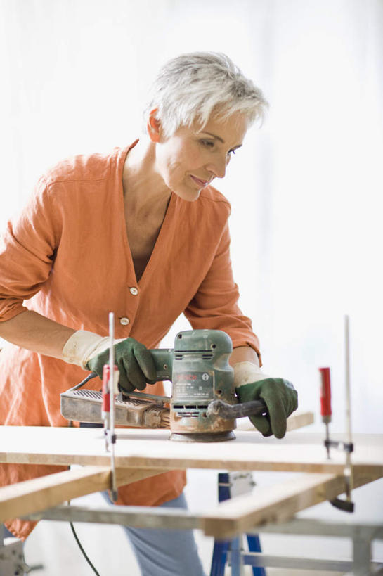 西方人,一个人,木匠,站,竖图,室内,白天,正面,安全,装修,欧洲,欧洲人,仅一个女性,仅一个人,握,服装,破碎,工作,工具,防护,拿,拿着,注视,休闲装,装潢,衣服,手套,观察,看,站着,仅一个中年女性,休闲,休闲服,橙色,握着,服饰,观看,保护,察看,切割,关注,保险,工作台,整形,木工夹,保全,周全,安稳,安定,防护手套,C型夹,C型钳,G型夹,G型钳,磨砂机,平安,女人,女性,中年女性,白种人,木工,站立,半身,彩图,割