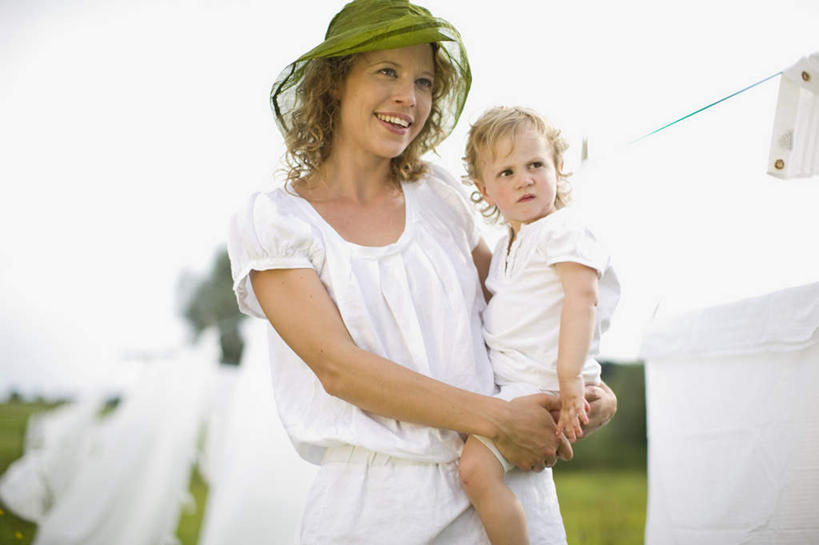 西方人,婴儿,儿童,中年人,两个人,家庭,母亲,站,抱,笑,微笑,露齿笑,横图,室外,白天,正面,婴儿服装,纯洁,帽子,欧洲,欧洲人,许多,吊挂,晾晒,悬挂,阴影,服装,朦胧,模糊,光线,影子,挂,注视,休闲装,小孩,衣服,白色,天空,阳光,晾衣绳,绳子,遮阳帽,天,观察,看,站着,休闲,温暖,温馨,一家人,休闲服,可爱,母爱,童年,童趣,服饰,活泼,抱着,观看,和睦,察看,搂着,衣着,穿着,关注,宝宝,童真,纯真,烂漫,无邪,母婴,衣饰,伶俐,天真,女人,女性,中年女性,白种人,孩子,搂,搂抱,站立,半身,彩图,婴儿服,融洽