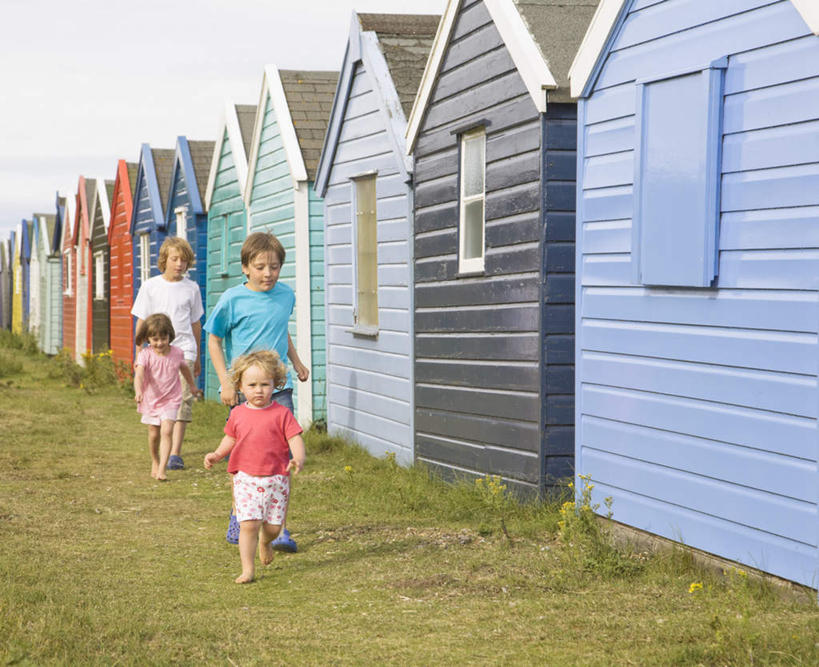 西方人,儿童,四个人,家庭,兄弟,姐妹,家,横图,室外,白天,正面,纯洁,草地,草坪,植物,窗户,欧洲,欧洲人,一排,许多,奔驰,阴影,服装,整齐,光线,影子,房屋,墙,屋子,休闲装,楼房,玻璃窗,墙壁,墙面,住宅,草,排列,小孩,衣服,红色,蓝色,绿色,灰色,天空,阳光,天,奔跑,休闲,温暖,温馨,一家人,休闲服,可爱,童年,童趣,服饰,和睦,队列,童真,烂漫,无邪,天真,男孩,男人,男性,女孩,女人,女性,白种人,彩图,全身,房子,融洽,男生,女生