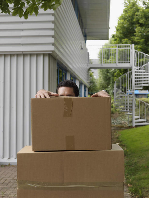 西方人,一个人,站,竖图,室外,白天,正面,草地,草坪,植物,欧洲,欧洲人,仅一个男性,仅一个人,仅一个中年男性,包装,纸箱,墙,墙壁,墙面,草,树,树木,绿色,自然,容器,箱子,扶,站着,快递员,生长,成长,扶着,纸板箱,快递,速递,包装箱,男人,男性,中年男性,白种人,站立,半身,彩图