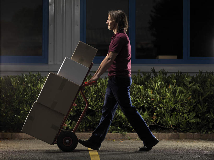 西方人,一个人,走,推,横图,室外,夜晚,侧面,T恤衫,植物,窗户,欧洲,欧洲人,仅一个男性,仅一个人,仅一个中年男性,一堆,许多,堆叠,堆积,服装,环保,包装,推车,纸箱,防护,T恤,注视,休闲装,玻璃窗,树,树木,衣服,绿色,自然,容器,箱子,观察,看,快递员,休闲,休闲服,服饰,生长,成长,观看,堆,察看,关注,美好,美妙,纸板箱,间隔,快递,速递,包装箱,美观,雅观,绿篱,生篱,树篱,植篱,男人,男性,中年男性,白种人,步行,散步,走路,彩图,全身