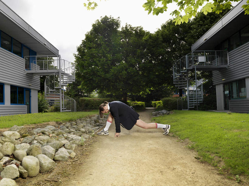 西方人,一个人,商务人士,商务男性,家,站,横图,室外,白天,侧面,衬衫,锻炼,运动,草地,草坪,石头,植物,欧洲,欧洲人,仅一个男性,仅一个人,仅一个中年男性,套装,石子,房屋,屋子,楼房,住宅,草,树,树木,绿色,天空,自然,天,站着,弓步,生长,成长,热身,商务装,工薪阶层,体育,男人,男性,中年男性,白种人,白领,上班族,石块,岩石,站立,彩图,全身,衬衣,健身,房子