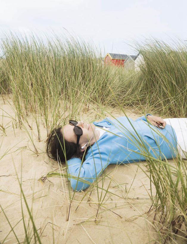 西方人,一个人,躺,笑,微笑,竖图,俯视,室外,白天,草地,草坪,沙滩,植物,欧洲,欧洲人,仅一个女性,仅一个人,阴影,服装,光线,墨镜,沙子,眼镜,影子,海岸,沙地,休闲装,草,衣服,蓝色,绿色,天空,阳光,太阳镜,太阳眼镜,天,仅一个中年女性,休闲,休闲服,遮阳镜,服饰,手抱头,卧着,女人,女性,中年女性,白种人,海滩,躺着,卧,半身,彩图,高角度拍摄