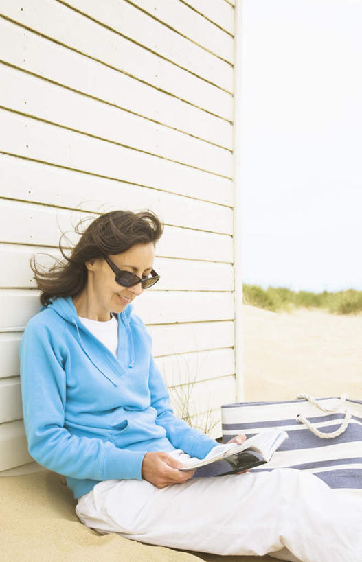 西方人,一个人,坐,笑,微笑,竖图,室外,白天,正面,植物,书籍,欧洲,欧洲人,仅一个女性,仅一个人,一本,握,阴影,服装,枯萎,光线,墨镜,眼镜,影子,墙,枯草,拿,拿着,注视,休闲装,墙壁,墙面,草,衣服,黄色,蓝色,天空,阳光,太阳镜,太阳眼镜,天,观察,看,仅一个中年女性,休闲,休闲服,连帽衫,遮阳镜,握着,服饰,观看,察看,关注,帽衫,女人,女性,中年女性,白种人,书,图书,坐着,半身,彩图