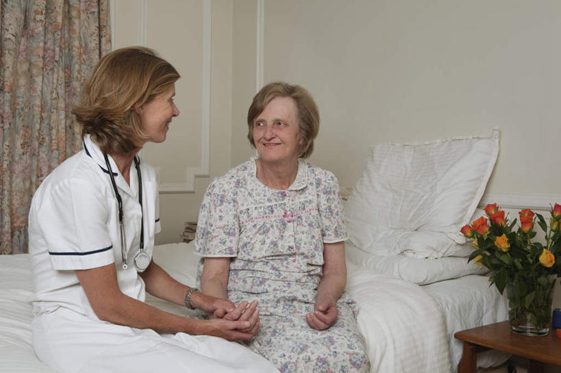 西方人,两个人,病人,护士,坐,握手,笑,说,微笑,横图,室内,白天,正面,工作服,制服,讨论,花海,花圃,植物,窗帘,床,花瓶,叶子,欧洲,欧洲人,装饰,盛开,墙,床单,花蕾,注视,被子,墙壁,墙面,玻璃制品,花,花瓣,花朵,花卉,鲜花,红色,绿色,帘子,病床,玻璃瓶,瓶子,听诊器,床头柜,花丛,花束,花田,花苞,花蕊,观察,看,遮阳,观看,华丽,修饰,点缀,察看,医疗设备,被单,白衣天使,关注,病患,医疗器械,医疗工具,病号服,衬托,美观,雅致,雅观,工作制服,疗养院,检测工具,交流,老年女性,女人,女性,中年女性,白种人,患者,就医者,搀手,沟通,讲话,交谈,拉手,商讨,手搀手,手拉手,手牵手,手握手,说话,谈话,坐着,半身,彩图,工作套服,病患服,护理床,医疗床