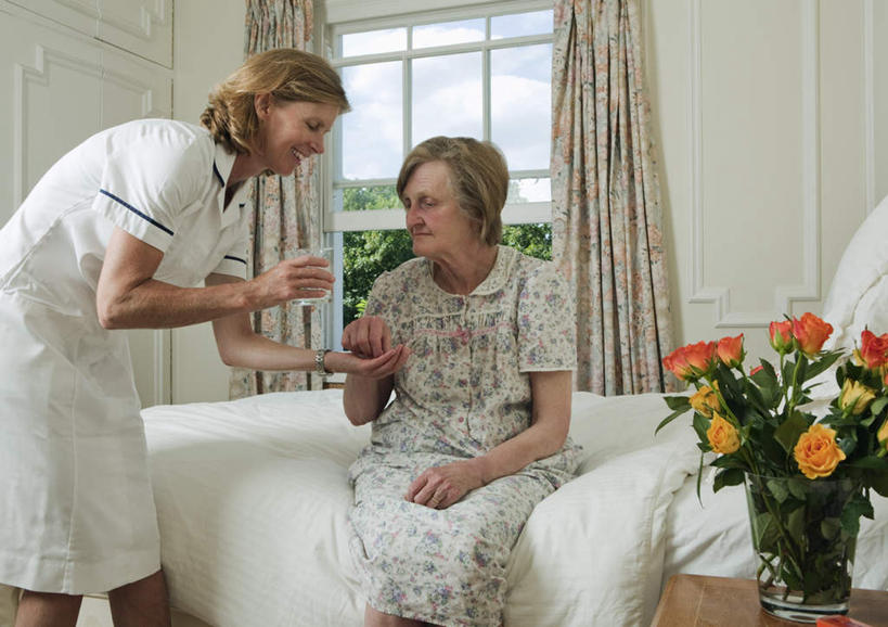 西方人,两个人,病人,护士,站,坐,说,横图,室内,白天,正面,工作服,制服,讨论,水,窗户,窗帘,床,杯子,花瓶,欧洲,欧洲人,弯腰,握,装饰,盛开,液体,墙,床单,一杯,拿,花蕾,拿着,注视,饮用水,被子,玻璃窗,墙壁,墙面,玻璃制品,花,花瓣,花朵,鲜花,红色,帘子,病床,玻璃瓶,瓶子,水杯,床头柜,矿泉水,花苞,花蕊,观察,看,站着,遮阳,握着,观看,华丽,修饰,点缀,察看,被单,白衣天使,关注,病患,蒸馏水,病号服,弯身,衬托,美观,雅致,雅观,工作制服,疗养院,交流,老年女性,女人,女性,中年女性,白种人,患者,就医者,玻璃杯,沟通,讲话,交谈,商讨,说话,谈话,站立,坐着,半身,彩图,工作套服,病患服,护理床,医疗床