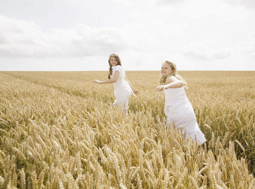 西方人,儿童,两个人,家庭,姐妹,农田,横图,室外,白天,侧面,裙子,纯洁,庄稼,农作物,欧洲,欧洲人,奔驰,阴影,连衣裙,光线,影子,地平线,云,云朵,辽阔,地面,麦田,云彩,扭头,小孩,蓝色,白色,白云,蓝天,天空,阳光,天,奔跑,转头,广阔,温暖,温馨,一家人,金色,可爱,童年,童趣,晴朗,一望无际,和睦,延伸,童真,烂漫,无邪,天地相交,无边无际,一马平川,天真,女孩,女人,女性,白种人,长发,晴空,彩图,全身,耕地,庄稼田,融洽,女生