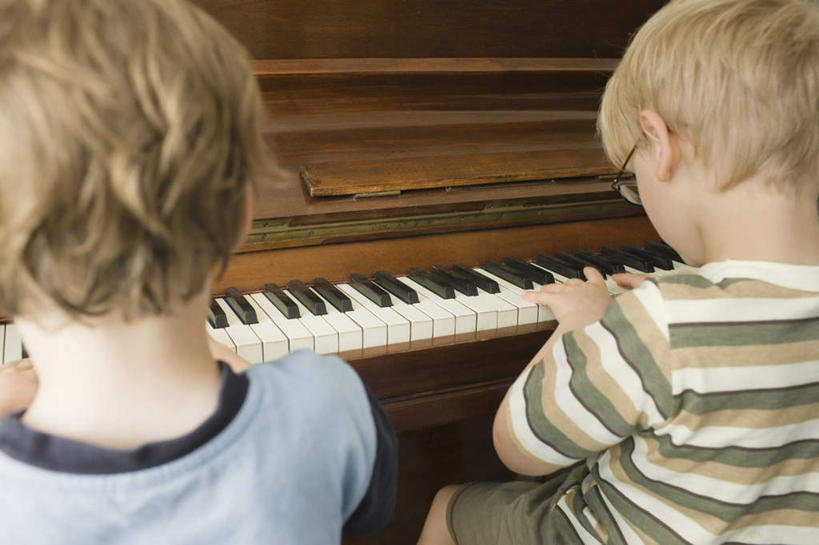 西方人,儿童,两个人,家庭,兄弟,坐,横图,室内,白天,纯洁,键盘,欧洲,欧洲人,条纹,服装,钢琴,乐器,弹奏,演奏,休闲装,小孩,背面,衣服,休闲,温暖,温馨,一家人,休闲服,金色,可爱,童年,童趣,弹琴,服饰,和睦,键盘乐器,童真,烂漫,无邪,天真,男孩,男人,男性,白种人,坐着,半身,彩图,融洽,短发,男生