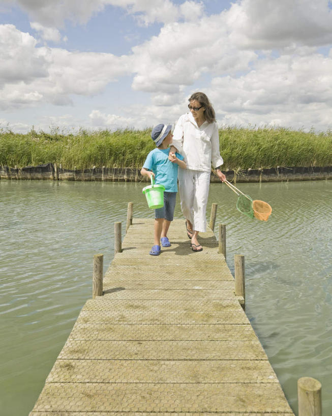 西方人,儿童,中年人,两个人,家庭,母亲,儿子,码头,走,笑,微笑,竖图,室外,白天,正面,纯洁,草地,草坪,湖,湖泊,水,植物,港口,欧洲,欧洲人,握,阴影,服装,光线,木板,桶,影子,柱子,塑料,湖面,水流,水面,云,云朵,桥,木桥,拿,云彩,拿着,注视,休闲装,栈桥,草,小孩,衣服,蓝色,绿色,白云,蓝天,天空,阳光,容器,塑料制品,湖水,天,观察,看,休闲,温暖,温馨,母子,一家人,休闲服,可爱,母爱,童年,童趣,握着,服饰,渔网,晴朗,观看,人行桥,木板桥,储藏,渔具,塑料桶,和睦,察看,储存,关注,抓捕,缆绳,捕捞,鱼网,童真,烂漫,无邪,系船柱,拉网,缆绳桩,缆绳柱,系缆桩,捕捞工具,天真,男孩,女人,女性,中年女性,白种人,孩子,晴空,步行,散步,走路,彩图,全身,摆渡口,埠头,渡口,渡头,港湾,海港,货运码头,口岸,商港,融洽,贮存,男生