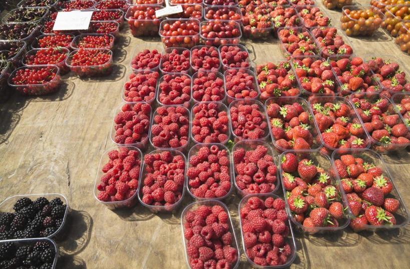 无人,菜场,横图,俯视,室外,特写,白天,购物,消费,桌面,桌子,草莓,浆果,水果,一堆,许多,堆叠,堆积,新鲜,木制,桑葚,生食,食品,果实,集市,市场,食物,排列,木制品,容器,覆盆子,金融,有机食品,绿色食品,储藏,堆,储存,队列,选购,贸易,菜市,洋莓,水果皇后,红莓,地莓,彩图,高角度拍摄,菜市场,贮存