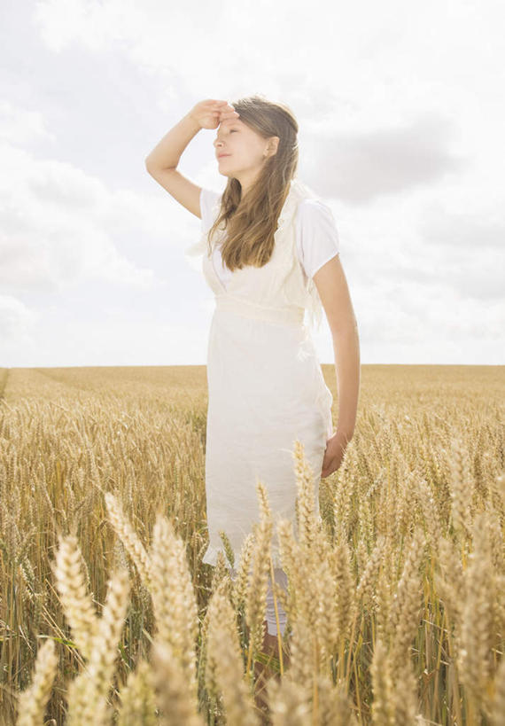 西方人,儿童,一个人,农田,站,竖图,室外,白天,正面,裙子,纯洁,庄稼,农作物,欧洲,欧洲人,仅一个女性,仅一个人,阴影,连衣裙,光线,影子,麦田,注视,小孩,白色,天空,阳光,天,观察,看,站着,仅一个小孩,金色,可爱,童年,童趣,抬手,观看,察看,关注,童真,烂漫,无邪,天真,女孩,女人,女性,白种人,孩子,长发,站立,半身,彩图,耕地,庄稼田,女生