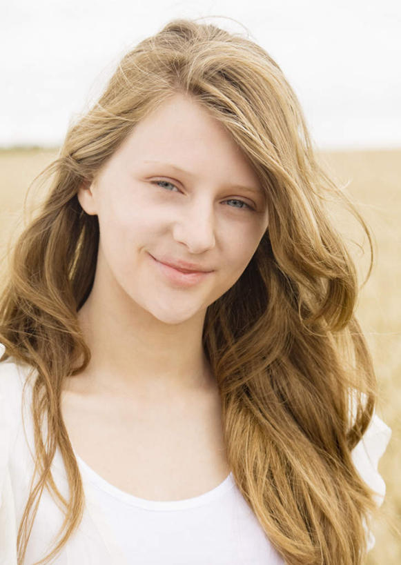 西方人,儿童,脸,头,脸颊,一个人,农田,站,笑,微笑,露齿笑,竖图,室外,特写,白天,正面,裙子,纯洁,庄稼,农作物,欧洲,欧洲人,仅一个女性,仅一个人,阴影,连衣裙,光线,影子,麦田,注视,肩膀,小孩,白色,天空,阳光,天,观察,看,站着,仅一个小孩,金色,可爱,童年,童趣,观看,察看,关注,童真,烂漫,无邪,天真,女孩,女人,女性,白种人,孩子,头部,长发,脸部,脸蛋,面部,站立,半身,彩图,耕地,庄稼田,女生