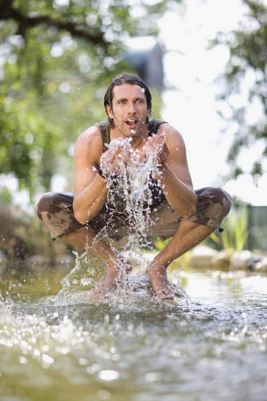 西方人,一个人,蹲,捧,笑,微笑,竖图,室外,白天,正面,河流,水,植物,欧洲,欧洲人,仅一个男性,仅一个人,仅一个中年男性,阴影,飞溅,服装,朦胧,模糊,溅,光线,背心,液体,影子,河水,水滴,水流,注视,光脚,水珠,树,树木,衣服,绿色,阳光,自然,观察,看,赤脚,服饰,生长,成长,观看,察看,衣着,穿着,关注,喷洒,衣饰,男人,男性,中年男性,白种人,端,端着,蹲着,捧着,清洗,手捧,洗涤,彩图,全身