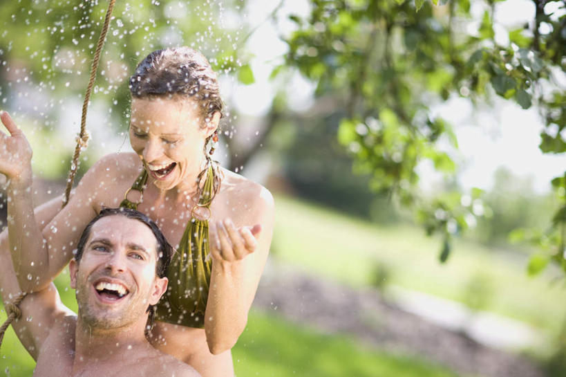 西方人,中年人,两个人,家庭,夫妻,站,投,捧,笑,微笑,露齿笑,横图,室外,白天,正面,泳装,比基尼,爱情,草地,草坪,水,植物,欧洲,欧洲人,阴影,飞溅,朦胧,模糊,溅,光线,液体,影子,水滴,浪漫,注视,裸露,花洒,莲蓬头,水珠,草,树,树木,绿色,阳光,自然,观察,看,站着,温暖,温馨,一家人,恩爱,恋人,生长,潮湿,成长,观看,和睦,察看,关注,喷洒,泼,裸,喷雾头,湿润,男人,男性,女人,女性,中年男性,中年女性,白种人,夫妇,情侣,抛,捧着,扔,撒,手捧,站立,掷,半身,彩图,三点式,泳衣,伴侣,融洽