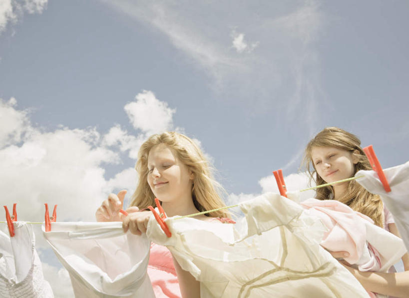 西方人,儿童,两个人,家庭,姐妹,站,笑,微笑,横图,室外,白天,仰视,裙子,纯洁,欧洲,欧洲人,许多,吊挂,晾晒,握,悬挂,阴影,连衣裙,服装,光线,影子,塑料,云,云朵,挂,拿,云彩,拿着,注视,小孩,衣服,蓝色,白色,白云,蓝天,天空,阳光,夹子,晾衣绳,绳子,塑料制品,天,观察,看,站着,温暖,温馨,一家人,橙色,金色,可爱,童年,童趣,握着,服饰,晴朗,观看,整理,和睦,察看,衣着,穿着,关注,童真,衣夹,烂漫,无邪,衣饰,天真,女孩,女人,女性,白种人,长发,晴空,站立,半身,彩图,低角度拍摄,融洽,女生