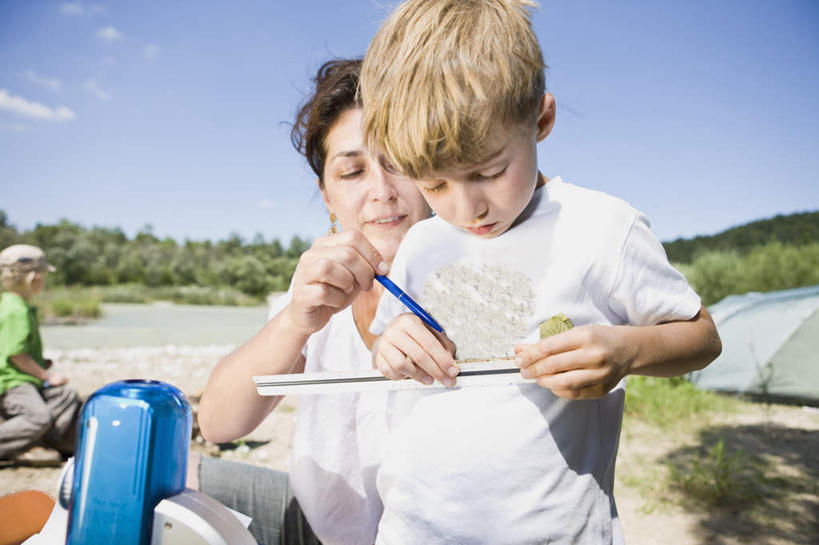西方人,儿童,中年人,两个人,家庭,母亲,儿子,站,坐,笑,微笑,横图,室外,白天,正面,T恤衫,纯洁,仪器,草地,草坪,山,植物,桌面,桌子,欧洲,欧洲人,握,阴影,服装,检查,反射,分析,光线,科学,笔,显微镜,影子,山峰,云,云朵,办公用品,山峦,拿,T恤,云彩,拿着,注视,休闲装,文具,草,树,树木,小孩,衣服,蓝色,绿色,白云,蓝天,天空,阳光,自然,学习用品,天,观察,看,站着,休闲,温暖,温馨,母子,一家人,休闲服,可爱,母爱,清晰,探索,童年,童趣,握着,服饰,生长,放大,晴朗,成长,观看,仔细,文具用品,透镜,和睦,察看,凸透镜,聚焦,关注,记录板,童真,烂漫,无邪,记事板,光学,清楚,天真,男孩,女人,女性,中年女性,白种人,孩子,晴空,站立,坐着,半身,彩图,融洽,男生