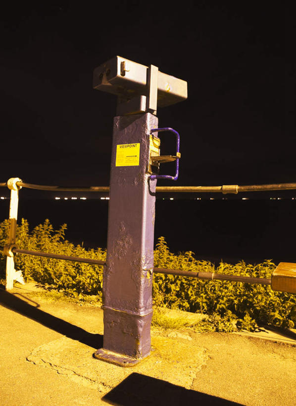 无人,栏杆,竖图,室外,夜晚,正面,仪器,科技,草地,草坪,美景,植物,眺望,阴影,检查,研究,反射,分析,光线,科学,望远镜,影子,景观,围栏,灯光,地面,护栏,草,绿色,天空,自然,天,观察,景色,清晰,探索,放大,观看,仔细,科研,科学技术,瞭望,聚焦,关注,自然风光,远视镜,瞭望镜,光学,清楚,彩图,光学仪器,千里镜