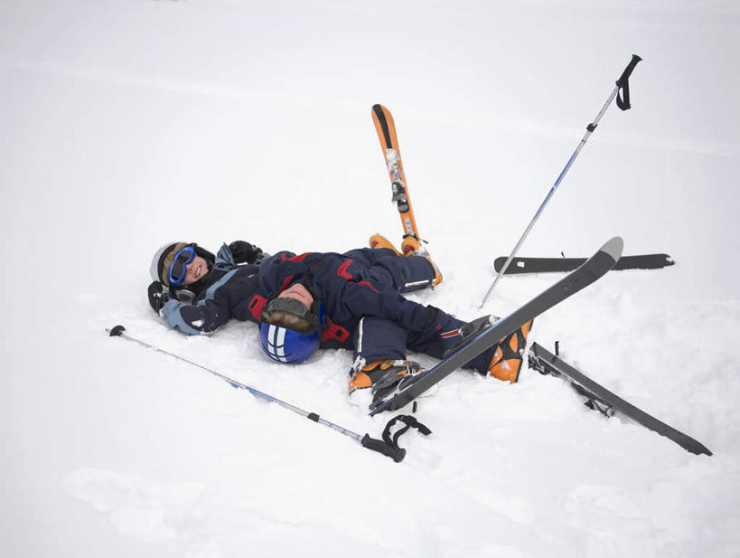 西方人,儿童,两个人,家庭,兄弟,躺,笑,微笑,横图,俯视,室外,白天,纯洁,安全,雪,大雪,欧洲,欧洲人,握,服装,工具,器材,眼镜,积雪,雪景,冬季,冬天,防护,拿,拿着,运动器械,小孩,衣服,温暖,温馨,一家人,器械,健身器械,寒冷,可爱,童年,童趣,握着,服饰,拐杖,保暖,护目镜,保护,滑雪板,滑雪杖,和睦,御寒,保险,健身器材,滑雪服,滑雪装备,童真,烂漫,无邪,保全,周全,安稳,安定,严寒,辅助设备,安全防护眼镜,风镜,竞技服,旅游服,卧着,冬装,平安,天真,男孩,男人,男性,白种人,躺着,卧,彩图,高角度拍摄,全身,融洽,防护眼镜,运动器材,男生