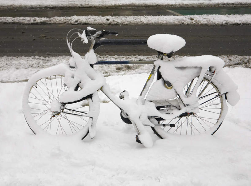 无人,横图,俯视,室外,白天,雪,大雪,道路,路,公路,自行车,一辆,停靠,积雪,雪景,冬季,冬天,交通,车,脚踏车,交通工具,寒冷,载具,抛锚,严寒,马路,彩图,高角度拍摄