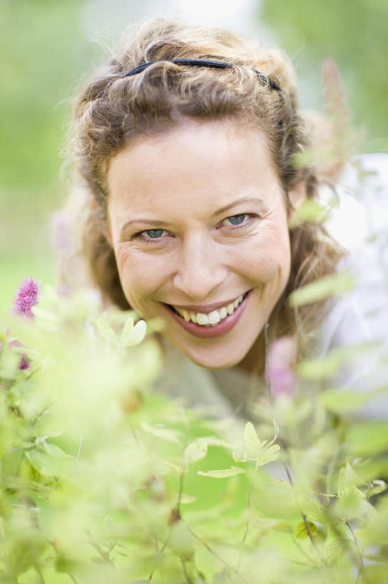 西方人,脸,头,脸颊,一个人,站,笑,微笑,露齿笑,竖图,室外,特写,白天,正面,草地,草坪,植物,欧洲,欧洲人,仅一个女性,仅一个人,弯腰,阴影,服装,朦胧,模糊,光线,影子,注视,休闲装,草,树,树木,衣服,绿色,阳光,自然,观察,看,站着,仅一个中年女性,休闲,休闲服,金色,服饰,生长,成长,观看,察看,关注,弯身,女人,女性,中年女性,白种人,头部,长发,卷发,脸部,脸蛋,面部,站立,半身,彩图