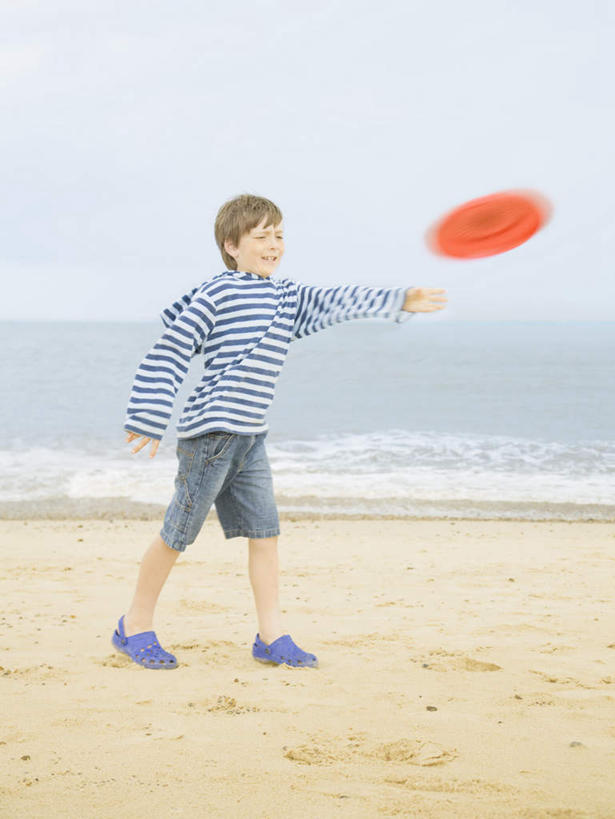 西方人,儿童,一个人,站,投,笑,微笑,露齿笑,竖图,室外,白天,正面,游戏,纯洁,海浪,海洋,沙滩,玩具,欧洲,欧洲人,仅一个男性,仅一个人,阴影,服装,光线,沙子,影子,海岸,浪花,水平线,辽阔,海平线,沙地,玩,注视,休闲装,娱乐,一个,小孩,衣服,蓝色,蓝天,天空,阳光,海水,飞盘,天,观察,看,站着,仅一个小孩,休闲,广阔,休闲服,橙色,可爱,童年,童趣,益智,伸直,服饰,晴朗,单个,观看,活动,一望无际,察看,伸出,发泄,关注,消遣,智力,海景,童真,烂漫,无邪,万里无云,宣泄,无边无际,一马平川,天真,男孩,男人,男性,白种人,孩子,大海,风浪,海,海水的波动,海滩,近岸浪,涌浪,晴空,晴空万里,抛,扔,撒,玩耍,嬉戏,站立,掷,彩图,全身,水天相接,水天一线,男生