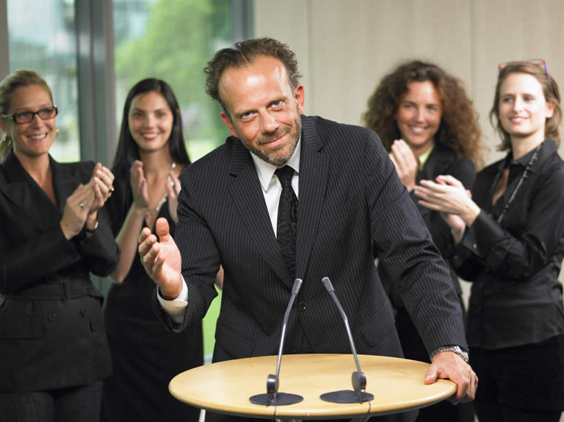 西方人,胡须,伙伴,朋友,商务人士,商务男性,商务女性,办公室,会议室,站,笑,鼓掌,微笑,露齿笑,横图,室内,白天,正面,衬衫,友谊,合作,团队,窗户,欧洲,欧洲人,套装,墙,许多人,注视,玻璃窗,墙壁,墙面,话筒,讲台,观察,看,演讲,站着,一群人,战略,报告,观看,察看,麦克风,演说,关注,扩音器,演说台,商务装,宣传,传声器,工薪阶层,演讲台,联合,合谋,微音器,鼓动,讲演,配合,协作,男人,男性,年轻女性,女人,女性,中年男性,白种人,胡子,络腮胡,白领,上班族,拍手,站立,半身,彩图,衬衣