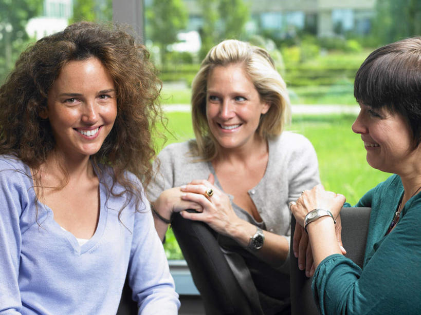 西方人,三个人,伙伴,朋友,商务人士,商务女性,办公室,坐,笑,说,微笑,露齿笑,横图,室内,白天,正面,讨论,友谊,合作,团队,草地,草坪,植物,窗户,椅子,欧洲,欧洲人,套装,时间,时钟,手表,计时,注视,玻璃窗,草,树,树木,绿色,自然,会议椅,钟表,观察,看,靠,靠着,表,战略,生长,成长,观看,办公椅,腕表,察看,关注,商务装,工薪阶层,联合,合谋,商务椅,培训椅,茶水间,交流,配合,协作,女人,女性,中年女性,白种人,白领,上班族,钟,沟通,讲话,交谈,商讨,说话,谈话,坐着,半身,彩图