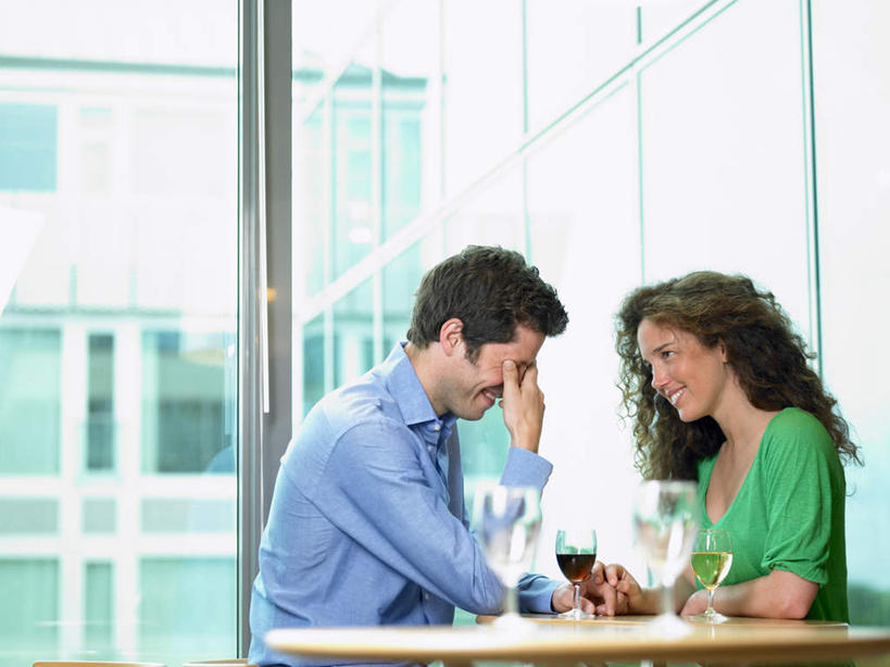 红酒,葡萄酒,西方人,两个人,家庭,夫妻,家,坐,笑,说,微笑,露齿笑,横图,室内,白天,侧面,衬衫,爱情,讨论,餐桌,窗户,桌面,桌子,杯子,欧洲,欧洲人,撑,服装,高脚杯,房屋,屋子,红酒杯,白葡萄酒,酒类,浪漫,托腮,注视,休闲装,楼房,玻璃窗,相视,住宅,玻璃制品,酒,饮料,衣服,蓝色,绿色,酒杯,观察,看,托,休闲,温暖,温馨,一家人,面对面,休闲服,红葡萄酒,恩爱,约会,恋人,服饰,餐台,观看,对视,和睦,察看,互视,葡萄酒杯,关注,托下巴,相对,相看,交流,男人,男性,年轻女性,女人,女性,中年男性,白种人,年轻人,卷发,夫妇,情侣,玻璃杯,沟通,讲话,交谈,商讨,说话,谈话,坐着,半身,彩图,衬衣,房子,伴侣,融洽