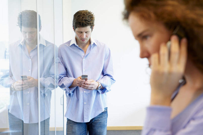 西方人,两个人,伙伴,朋友,商务人士,商务男性,商务女性,办公室,站,打电话,横图,室内,白天,正面,衬衫,友谊,合作,团队,窗户,落地窗,电话,手机,欧洲,欧洲人,握,阴影,套装,朦胧,模糊,反射,影子,墙,棕色,拿,拿着,注视,通讯设备,玻璃窗,墙壁,墙面,观察,看,站着,战略,握着,观看,察看,操作,关注,商务装,工薪阶层,联合,合谋,交流,配合,协作,按键,男人,男性,年轻女性,女人,女性,中年男性,白种人,长发,卷发,白领,上班族,沟通,通话,站立,半身,彩图,衬衣