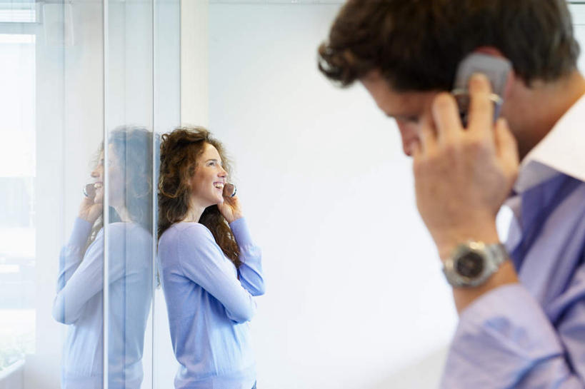 西方人,两个人,伙伴,朋友,商务人士,商务男性,商务女性,办公室,站,笑,打电话,微笑,露齿笑,横图,室内,白天,侧面,衬衫,友谊,合作,团队,窗户,落地窗,电话,手机,欧洲,欧洲人,握,阴影,套装,时间,反射,时钟,手表,影子,墙,棕色,拿,计时,拿着,注视,通讯设备,玻璃窗,墙壁,墙面,钟表,观察,看,靠,靠着,站着,表,战略,握着,观看,腕表,察看,关注,商务装,工薪阶层,联合,合谋,交流,配合,协作,男人,男性,年轻女性,女人,女性,中年男性,白种人,长发,卷发,白领,上班族,钟,沟通,通话,站立,半身,彩图,衬衣