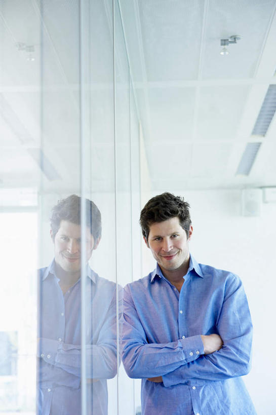 西方人,一个人,商务人士,商务男性,办公室,站,笑,双手交叉,微笑,露齿笑,竖图,室内,白天,正面,衬衫,窗户,落地窗,欧洲,欧洲人,仅一个男性,仅一个人,仅一个中年男性,阴影,套装,反射,影子,墙,注视,玻璃窗,墙壁,墙面,蓝色,观察,看,站着,观看,察看,双手抱胸,关注,商务装,工薪阶层,男人,男性,中年男性,白种人,白领,上班族,站立,半身,彩图,衬衣