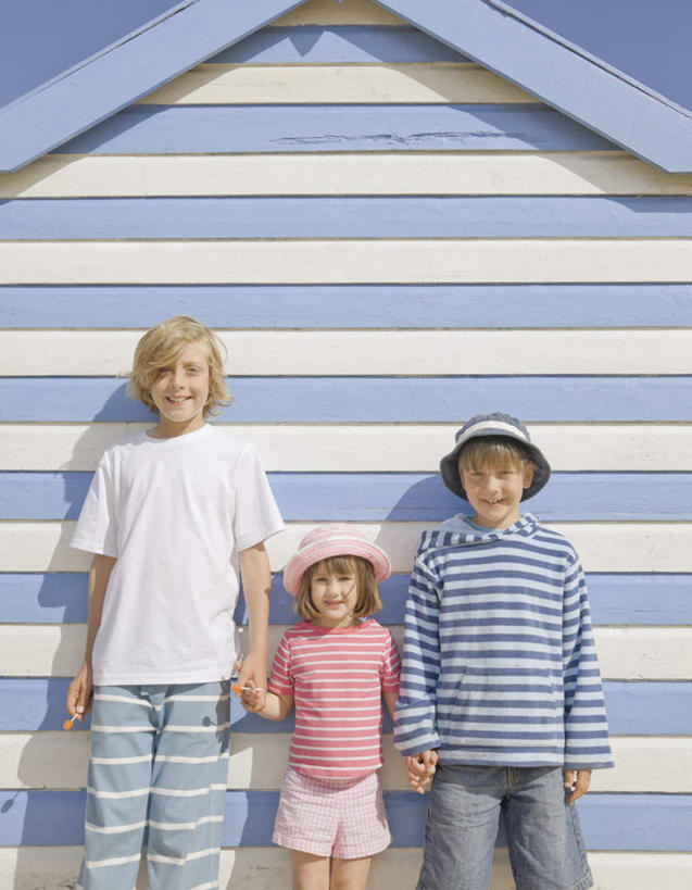 西方人,儿童,三个人,家庭,兄弟,姐妹,家,站,握手,笑,微笑,露齿笑,竖图,室外,白天,正面,纯洁,帽子,欧洲,欧洲人,一排,阴影,条纹,服装,整齐,光线,影子,房屋,墙,屋子,注视,休闲装,楼房,墙壁,墙面,住宅,排列,小孩,衣服,蓝色,蓝天,天空,阳光,遮阳帽,天,观察,看,站着,休闲,温暖,温馨,一家人,休闲服,可爱,童年,童趣,服饰,晴朗,观看,和睦,察看,队列,关注,童真,烂漫,无邪,万里无云,天真,男孩,男人,男性,女孩,女人,女性,白种人,晴空,晴空万里,搀手,拉手,手搀手,手拉手,手牵手,手握手,站立,半身,彩图,房子,融洽,男生,女生