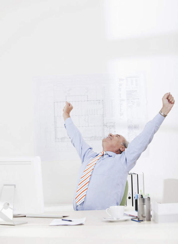 咖啡,西方人,一个人,商务人士,商务男性,办公室,坐,伸展双臂,竖图,室内,白天,正面,衬衫,幸福,电脑,显示器,鼠标,键盘,桌面,桌子,杯子,椅子,欧洲,欧洲人,仅一个男性,仅一个人,套装,网络,笔,材料,瓷器,档案,文件,纸,办公桌,墙,办公用品,咖啡杯,领带,陶瓷制品,娱乐,输入设备,通讯设备,墙壁,墙面,文具,饮料,会议椅,手稿,学习用品,资料,仅一个老年男性,享受,休闲,温馨,台式电脑,放松,乐趣,办公椅,文具用品,证明,提神,舒适,象征,庄重,文档,瓷杯,醒脑,通信设备,商务装,身份,工薪阶层,输出设备,软饮料,正式,地位,商务椅,培训椅,老年男性,男人,男性,白种人,白领,上班族,敞开双臂,伸开双臂,抬头,仰头,展开双肩,张开手臂,张开双臂,坐着,半身,彩图,衬衣