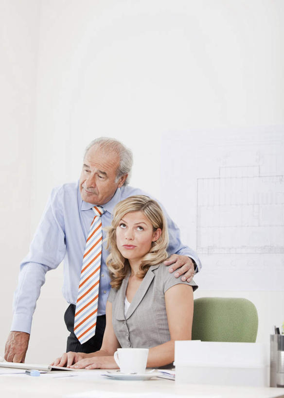 咖啡,西方人,两个人,伙伴,朋友,商务人士,商务男性,商务女性,办公室,站,坐,抱,竖图,室内,白天,正面,衬衫,友谊,幸福,合作,团队,桌子,杯子,椅子,欧洲,欧洲人,套装,材料,瓷器,档案,文件,办公桌,墙,咖啡杯,陶瓷制品,一杯,注视,娱乐,墙壁,墙面,饮料,会议椅,资料,观察,看,站着,享受,休闲,温馨,放松,乐趣,战略,抱着,观看,办公椅,察看,提神,舒适,搂着,关注,文档,瓷杯,醒脑,商务装,工薪阶层,联合,合谋,软饮料,商务椅,培训椅,配合,协作,老年男性,年轻女性,女人,女性,白种人,白领,上班族,搂,站立,坐着,半身,彩图,衬衣