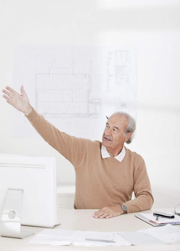 西方人,一个人,商务人士,商务男性,办公室,坐,举,笑,微笑,竖图,室内,白天,正面,衬衫,电脑,显示器,鼠标,键盘,桌子,椅子,欧洲,欧洲人,仅一个男性,仅一个人,套装,网络,笔,材料,档案,文件,办公桌,墙,办公用品,注视,输入设备,通讯设备,墙壁,墙面,文具,会议椅,学习用品,资料,观察,看,托,仅一个老年男性,台式电脑,观看,办公椅,文具用品,察看,关注,文档,通信设备,商务装,工薪阶层,输出设备,商务椅,培训椅,老年男性,男人,男性,白种人,白领,上班族,举起,举手,举着,向上举,向上伸,向上托,坐着,半身,彩图,衬衣