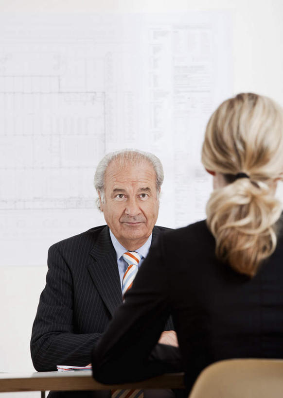 西方人,背部,两个人,伙伴,朋友,商务人士,商务男性,商务女性,办公室,会议室,坐,说,竖图,室内,白天,正面,衬衫,讨论,友谊,合作,团队,桌子,椅子,欧洲,欧洲人,套装,开会,会议,笔,办公桌,墙,办公用品,注视,相视,墙壁,墙面,文具,会议椅,学习用品,观察,看,面对面,战略,观看,对视,办公椅,文具用品,察看,互视,关注,相对,商务装,工薪阶层,相看,联合,合谋,商务椅,培训椅,交流,配合,协作,老年男性,年轻女性,女人,女性,白种人,白领,上班族,沟通,讲话,交谈,商讨,说话,谈话,坐着,半身,彩图,衬衣