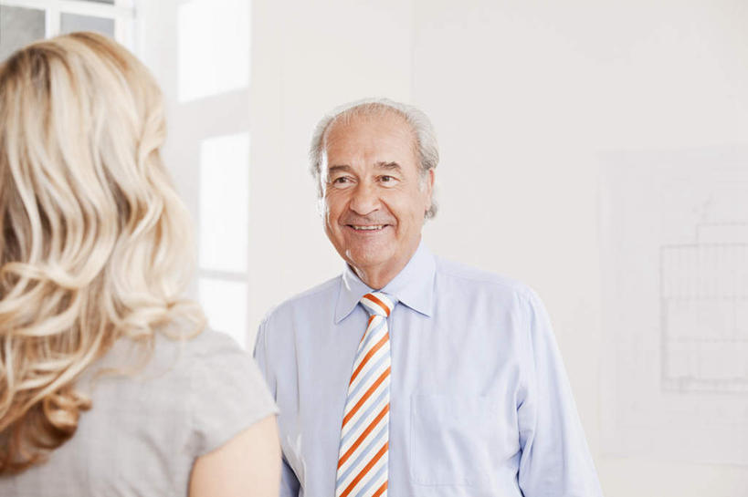 西方人,背部,两个人,伙伴,朋友,商务人士,商务男性,商务女性,办公室,站,笑,微笑,露齿笑,横图,室内,白天,正面,衬衫,友谊,合作,团队,窗户,欧洲,欧洲人,条纹,套装,墙,领带,注视,玻璃窗,相视,墙壁,墙面,观察,看,站着,面对面,战略,观看,对视,察看,互视,象征,庄重,关注,相对,商务装,身份,工薪阶层,相看,联合,合谋,正式,地位,配合,协作,老年男性,年轻女性,女人,女性,白种人,白领,上班族,站立,半身,彩图,衬衣