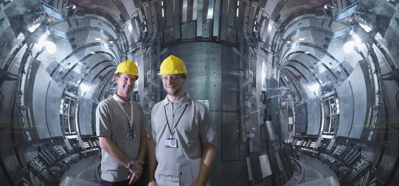 西方人,两个人,同事,科学家,站,笑,双手交叉,微笑,露齿笑,横图,室内,白天,正面,工作服,制服,成功,合作,团队,集体,信心,零件,电路,帽子,金属制品,照明,欧洲,欧洲人,关闭,阴影,光线,金属,材料,档案,头盔,文件,影子,纸,柱子,墙,灯光,注视,标识,吊牌,队伍,顶灯,开关,墙壁,墙面,灯,两个,黄色,灰色,安全帽,按钮,手稿,胸牌,资料,灯具,打开,观察,看,站着,发电厂,发电站,观看,证明,照亮,核电站,核能,察看,徽章,领导,开启,科研人员,照明设备,成就,关注,文档,研究者,身份,合伙,领袖,胸章,胸卡,科学研究者,闭合,编号牌,雕刻牌,工号牌,胸号牌,胸徽,员工牌,工作制服,核电厂,男人,男性,年轻男性,白种人,科学工作者,十字手,站立,半身,彩图,工作套服