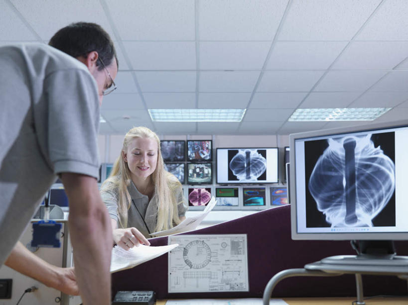 西方人,背部,两个人,同事,科学家,站,横图,室内,白天,正面,工作服,制服,成功,合作,团队,集体,信心,电脑,显示器,鼠标,键盘,桌子,照明,欧洲,欧洲人,弯腰,握,指,阴影,光线,网络,材料,档案,屏幕,文件,眼镜,影子,纸,办公桌,灯光,拿,拿着,注视,指点,输入设备,通讯设备,标识,吊牌,显示屏,队伍,顶灯,灯,手稿,胸牌,资料,灯具,观察,看,站着,台式电脑,发电厂,发电站,握着,观看,证明,照亮,核电站,核能,察看,徽章,领导,指向,调查,科研人员,照明设备,成就,关注,文档,通信设备,研究者,监视器,身份,监控,合伙,领袖,近视眼镜,输出设备,考察,胸章,胸卡,监控设备,科学研究者,弯身,编号牌,雕刻牌,工号牌,胸号牌,胸徽,员工牌,工作制服,观测,视察,监控设置,监控装备,核电厂,男人,男性,年轻男性,年轻女性,女人,女性,白种人,科学工作者,站立,半身,彩图,工作套服