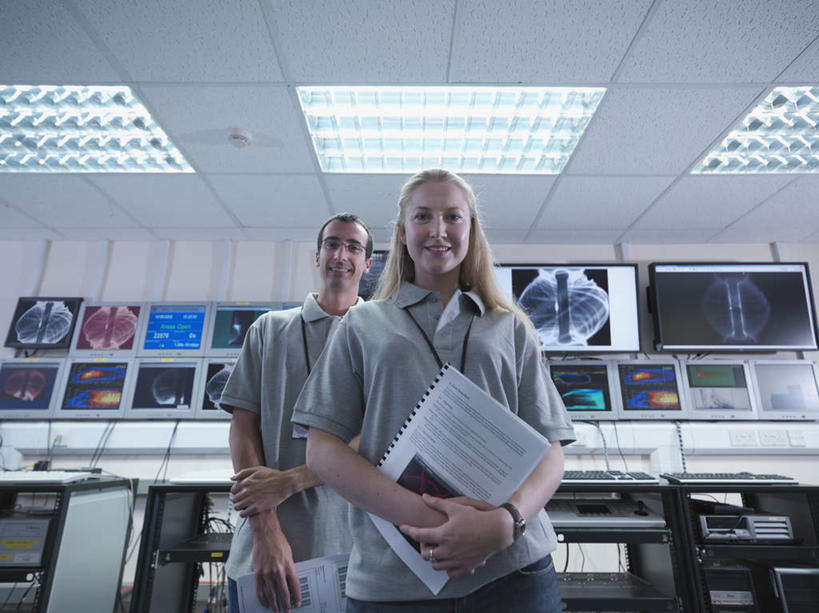 西方人,两个人,同事,科学家,站,笑,双手交叉,微笑,露齿笑,横图,室内,白天,仰视,工作服,制服,成功,合作,团队,集体,信心,电脑,显示器,鼠标,键盘,照明,欧洲,欧洲人,握,阴影,光线,网络,材料,档案,屏幕,文件,影子,纸,灯光,拿,拿着,注视,输入设备,通讯设备,标识,吊牌,显示屏,队伍,顶灯,灯,手稿,胸牌,资料,灯具,观察,看,站着,台式电脑,发电厂,发电站,握着,观看,证明,照亮,核电站,核能,察看,徽章,领导,调查,科研人员,照明设备,成就,关注,文档,通信设备,研究者,监视器,身份,监控,合伙,领袖,输出设备,考察,胸章,胸卡,监控设备,科学研究者,编号牌,雕刻牌,工号牌,胸号牌,胸徽,员工牌,工作制服,观测,视察,监控设置,监控装备,核电厂,男人,男性,年轻男性,年轻女性,女人,女性,白种人,科学工作者,十字手,站立,半身,彩图,低角度拍摄,工作套服