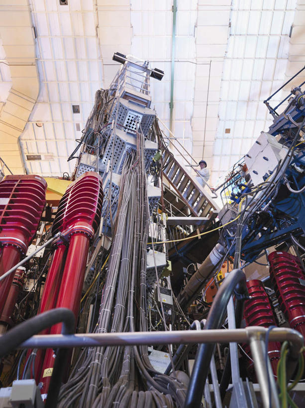 西方人,一个人,科学家,栏杆,站,竖图,室内,白天,仰视,工作服,制服,机器,摆设,欧洲,欧洲人,仅一个男性,仅一个人,仅一个中年男性,阴影,电力,反射,电线,线,影子,围栏,电能,线路,注视,设备,护栏,观察,看,站着,机械,发电厂,发电站,观看,电,电源,电源线,核电站,核能,察看,科研人员,关注,研究者,能量,装备,科学研究者,工作制服,设置,核电厂,男人,男性,中年男性,白种人,科学工作者,站立,彩图,低角度拍摄,全身,工作套服