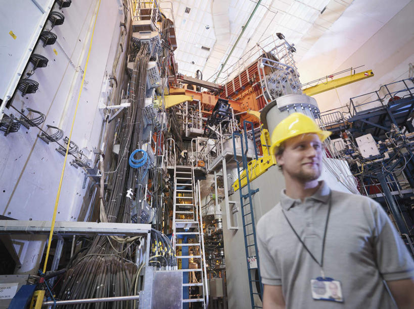 西方人,一个人,科学家,栏杆,站,攀登,横图,室内,白天,仰视,工作服,制服,机器,摆设,帽子,金属制品,欧洲,欧洲人,仅一个男性,仅一个人,阴影,电力,反射,金属,电线,梯子,头盔,线,影子,阶梯,围栏,电能,线路,注视,设备,标识,吊牌,护栏,仅一个年轻男性,灰色,安全帽,胸牌,观察,看,站着,机械,爬,发电厂,发电站,观看,上升,电,电源,电源线,核电站,核能,察看,徽章,科研人员,关注,研究者,身份,能量,装备,胸章,胸卡,科学研究者,登高,编号牌,雕刻牌,工号牌,胸号牌,胸徽,员工牌,工作制服,设置,核电厂,男人,男性,年轻男性,白种人,科学工作者,攀爬,站立,半身,彩图,低角度拍摄,工作套服